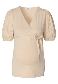 Beige zwangerschapsblouse met een wikkelontwerp, korte puff kantmouwen en een strikceintuur, gemaakt van zachte, ademende stof.
