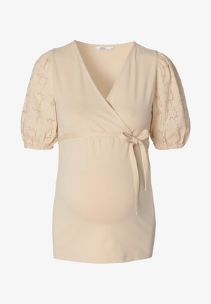 Beige zwangerschapsblouse met een wikkelontwerp, korte puff kantmouwen en een strikceintuur, gemaakt van zachte, ademende stof.