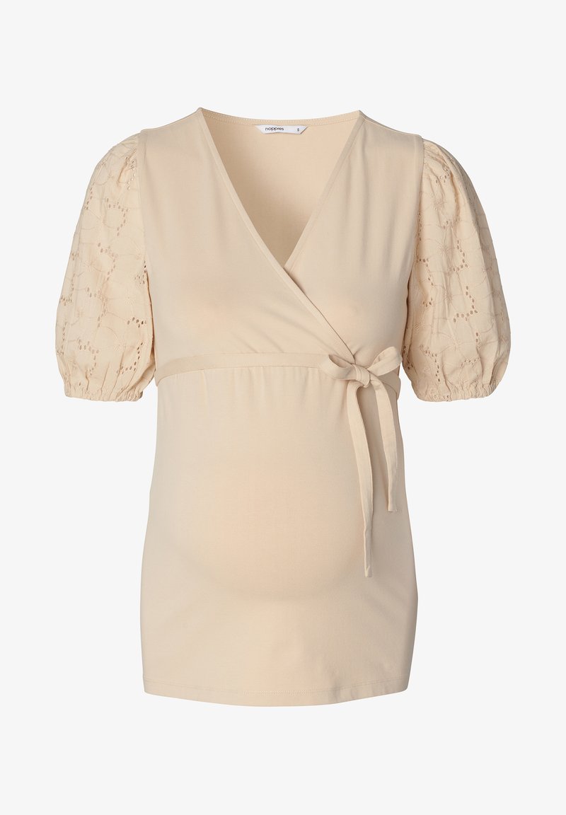 Beige zwangerschapsblouse met een wikkelontwerp, korte puff kantmouwen en een strikceintuur, gemaakt van zachte, ademende stof.