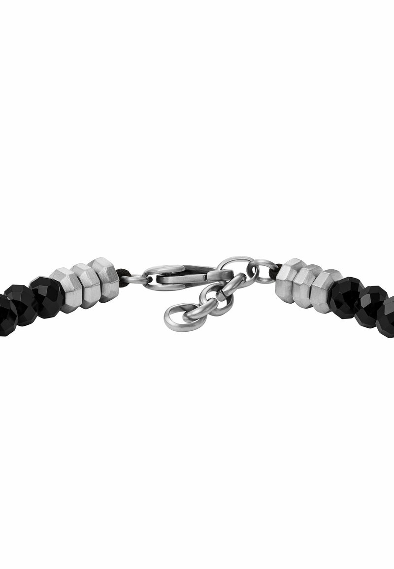 Bracelet noir en perles avec des perles facettées, des accents en métal hexagonal et un fermoir en argent avec un détail en chaîne liée.