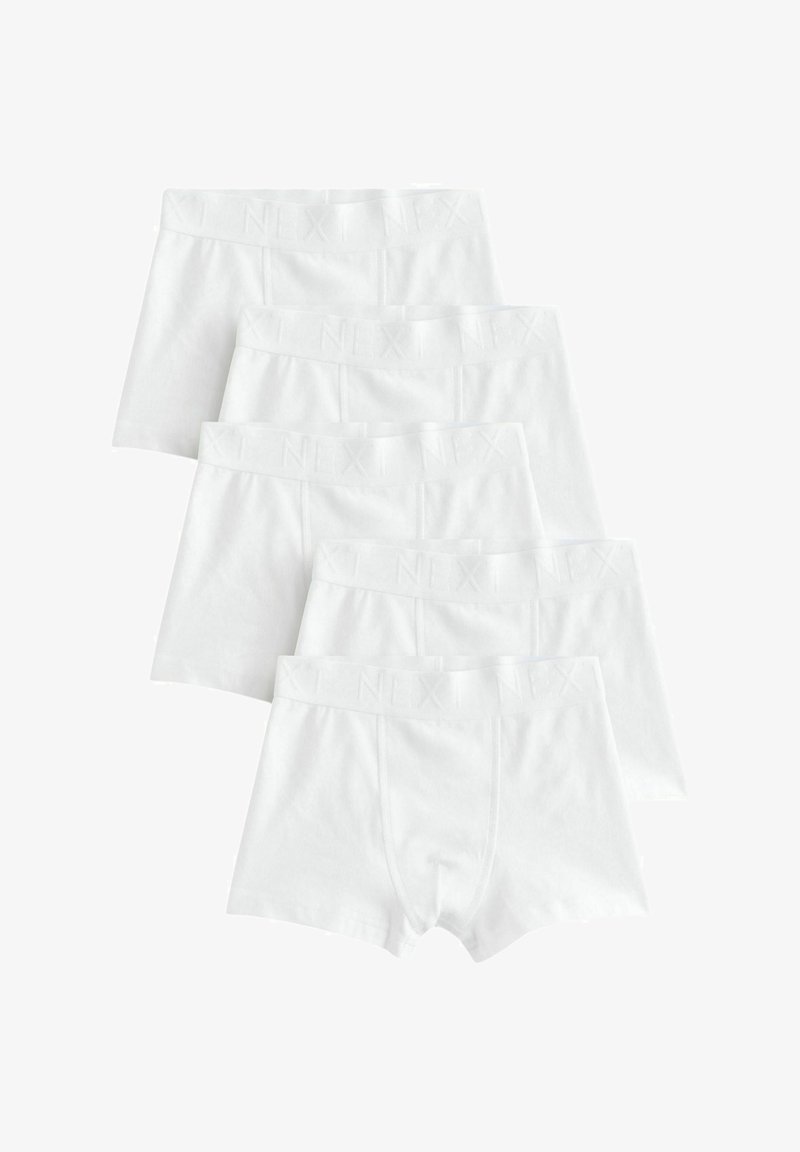 Cinq boxers blancs pour hommes avec ceintures élastiques disposés en pile décalée sur un fond blanc.