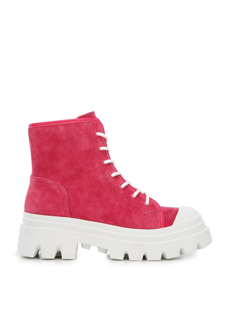Botín de ante rosa con suela de goma blanca, que presenta puntera redonda, cordones blancos y un diseño de suela gruesa y serrada.