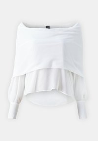 Blouse blanche décolletée avec un design en couches, manches bouffantes longues et une texture lisse. Comprend une couture avant et des manches à poignets.