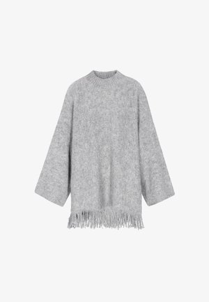 Szary, dziany sweter z okrągłym dekoltem, szerokimi rękawami i frędzlami na dole. Miękka tekstura i luźny krój.