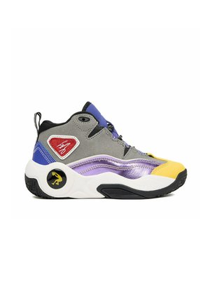 Basket montante avec des accents gris, violet, jaune, rouge, bleu et noir, dotée d'une semelle blanche et d'un symbole circulaire de joueur de basket près du talon.