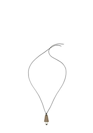 Læderhalskæde med en kegleformet tan pendant og en klar perle som accent, hængende på en sort snor. Enkel og moderne design.