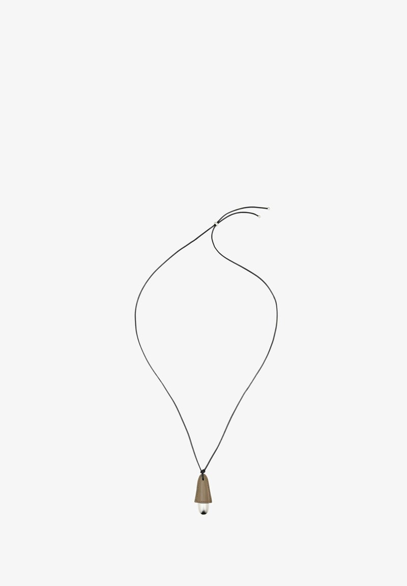Lederen pendant ketting met een conisch, tan kleurige hanger en een heldere kraalaccent, opgehangen aan een zwarte koord. Eenvoudig en modern ontwerp.