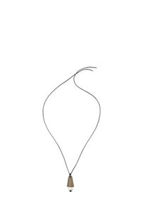 Collana con pendente in pelle, dotata di un pendente a cono color sabbia e un accento di perla trasparente, sospesa su un cordino nero. Design semplice e moderno.
