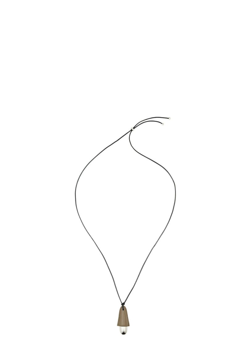 Collana con pendente in pelle, dotata di un pendente a cono color sabbia e un accento di perla trasparente, sospesa su un cordino nero. Design semplice e moderno.