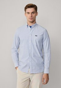 Lange mouw button-down shirt in lichtblauw met witte strepen, met een klein merklogo op de borst en een klassiek kraagontwerp.