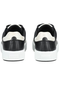 Czarne skórzane sneakersy z białą gumową podeszwą, z miękkim beżowym akcentem na pięcie i tłoczonym logo marki z tyłu.