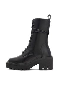 Melnas ceļgala garuma zābaki, izgatavoti no gludas ādas, ar biezu platformas zoli, šņorēšanas priekšpusi un cilpiņu aizmugurē.