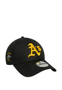 Gorra de béisbol negra con un logo amarillo bordado de "A's". Incluye un parche circular con "ATHLETICS 1901 Liga Americana". Talla ajustable.