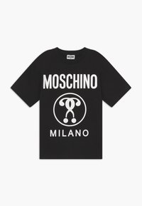 Černé bavlněné tričko s výrazným bílým textem "MOSCHINO" a "MILANO" a kruhovým grafickým logem ve středu. Krátké rukávy, kulatý výstřih.