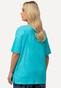 Ulla Popken COLD-DYED SHORT SLEEVE V-NECK - Jednoduché tričko - deep aqua