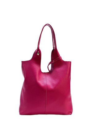 Grote felroze leren tas met twee lange handvatten en een klein decoratief label aan één handvat tegen een witte achtergrond.