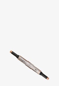 Stick ColorFix™ in oro rosa con design a doppia estremità. Corpo texturizzato con dettagli neri e metallici, dotato di un applicatore ad avvitamento.