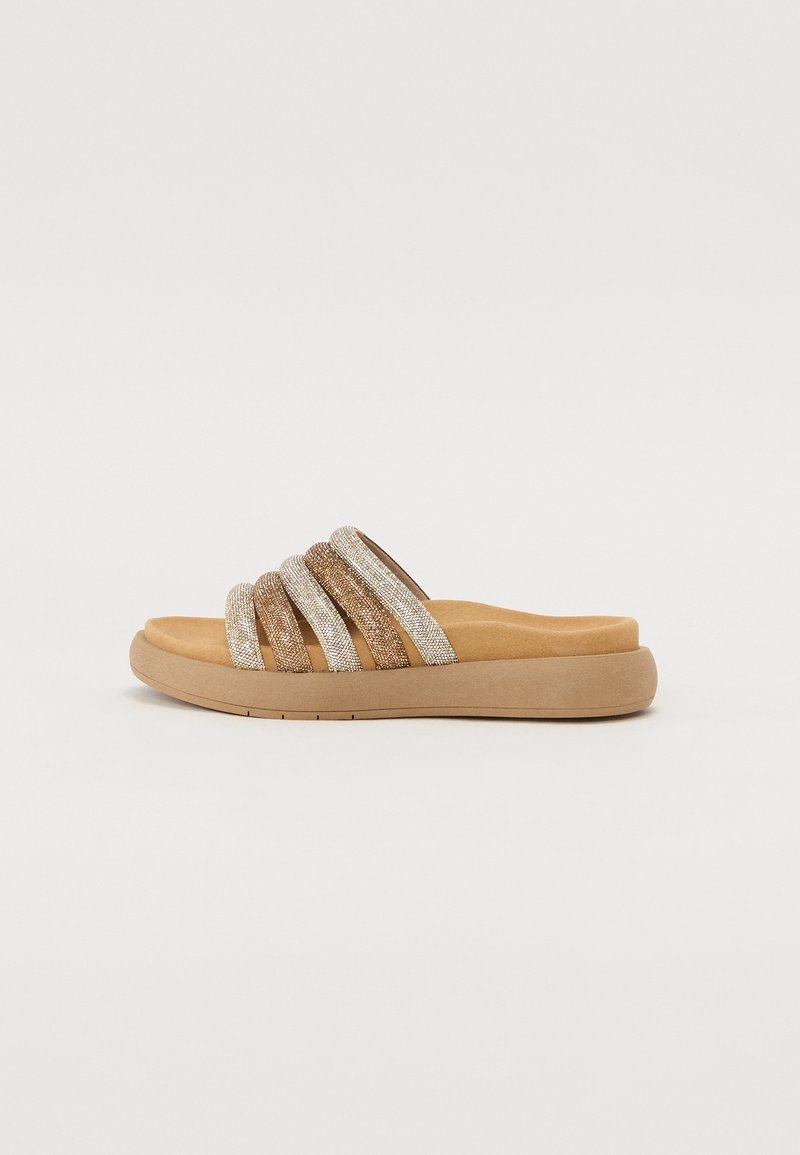 Sandale slide simple couleur tan avec semelle rembourrée et cinq brides métalliques brillantes sur le dessus, vue de côté sur un fond uni.