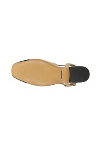 Scarpa bassa beige con tacco quadrato, suola texturizzata e dettagli neri. Presenta una sottile cinghia sopra il piede per una vestibilità sicura.