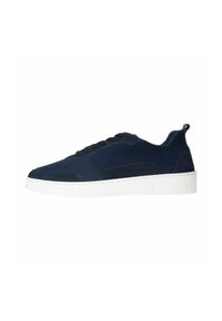 Sneaker blu navy con tomaia in maglia testurizzata, dettagli in suede, suola in gomma bianca e chiusura con lacci a sei fori. Presenta una linguetta sul tallone.