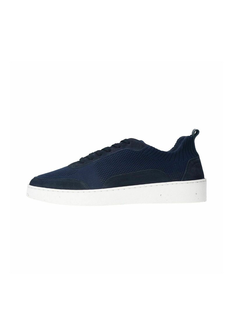 Sneaker blu navy con tomaia in maglia testurizzata, dettagli in suede, suola in gomma bianca e chiusura con lacci a sei fori. Presenta una linguetta sul tallone.