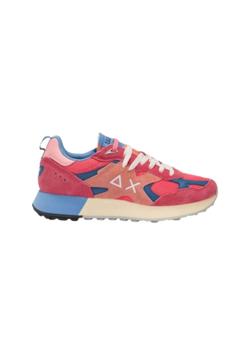 Sneaker rosa e rossa con lacci bianchi, suola blu e beige, e simboli geometrici bianchi sui lati, esposti su uno sfondo bianco.