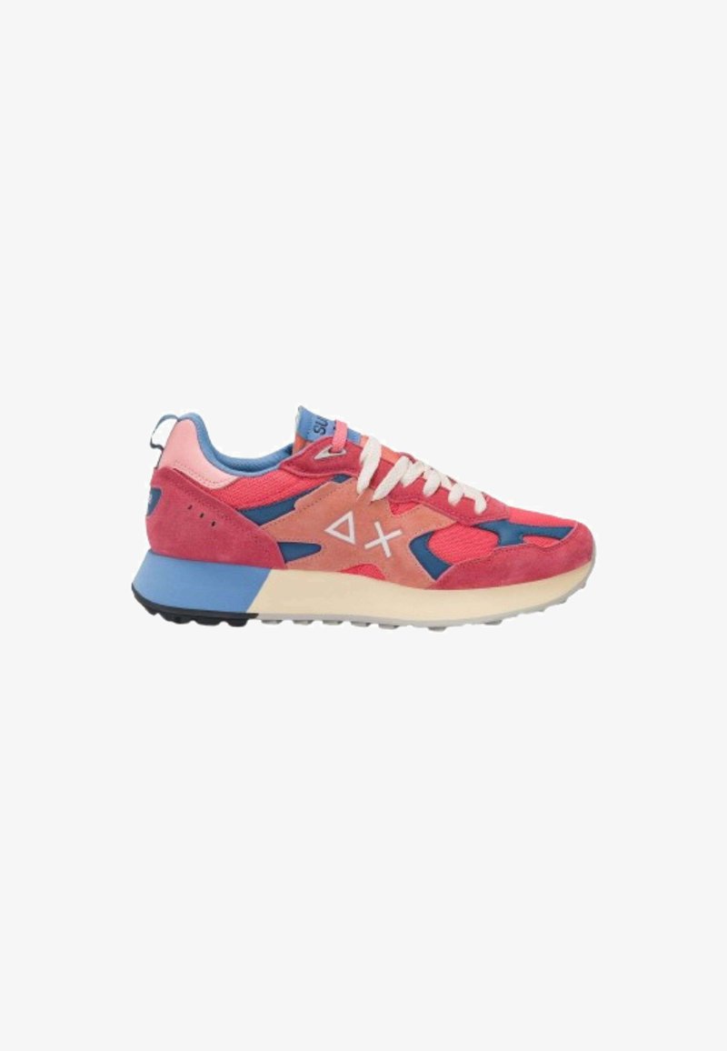Sneaker rosa e rossa con lacci bianchi, suola blu e beige, e simboli geometrici bianchi sui lati, esposti su uno sfondo bianco.