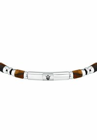 Zilverkleurige ketting met onregelmatige tijgeroog kralen en gepolijste metalen accenten. Centrale gebogen staaf met logo-engraving.