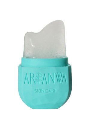 Produit de soin solide clair de forme irrégulière dans un contenant turquoise étiqueté "Aranwa Skincare" sur fond blanc.