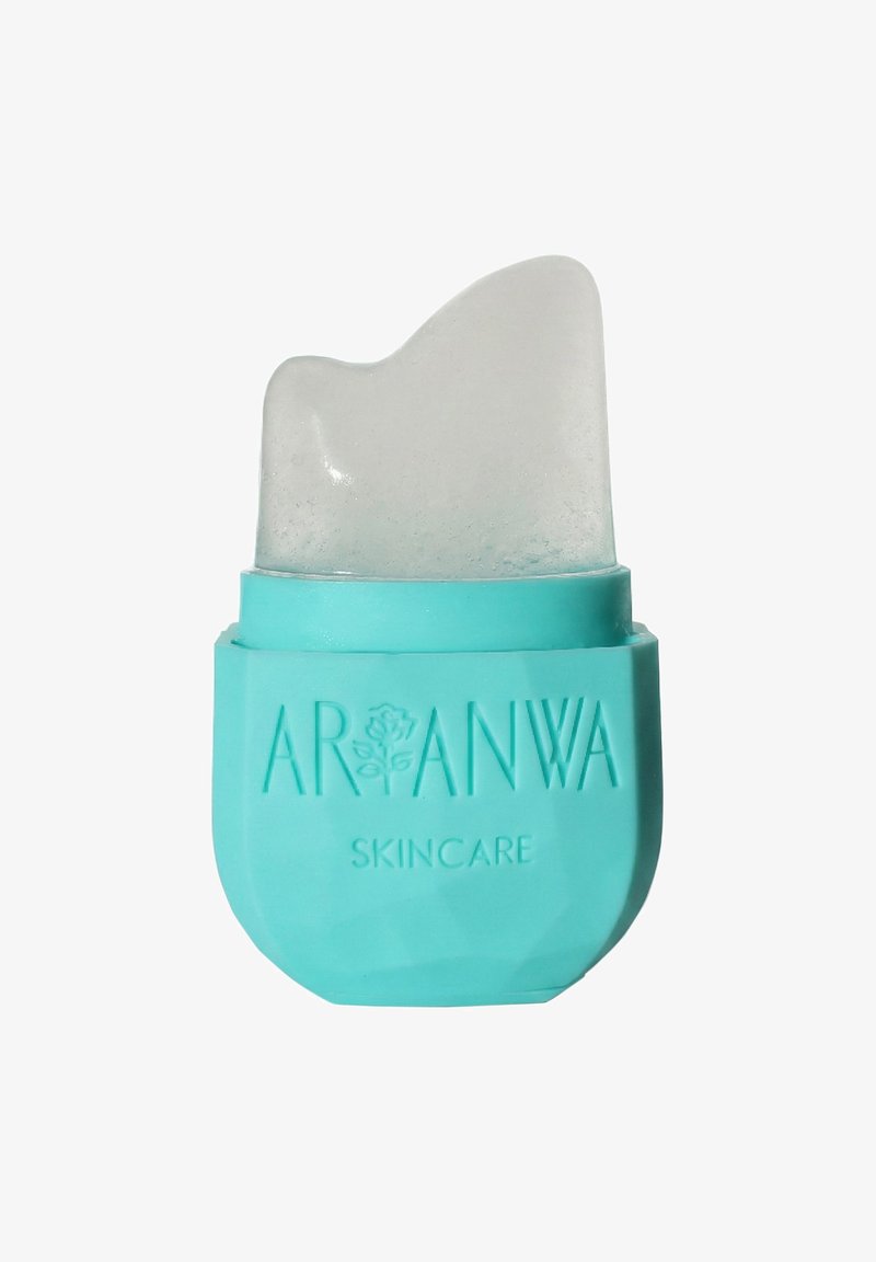 Produit de soin solide clair de forme irrégulière dans un contenant turquoise étiqueté "Aranwa Skincare" sur fond blanc.