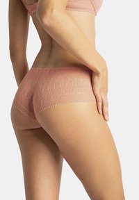 Gli short boyshort in pizzo rosa presentano un motivo floreale con una finitura morbida e tessurizzata. La vita è decorata da delicate bordature scallop.