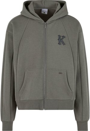 Szara bluza z kapturem zapinana na zamek, z przednimi kieszeniami, ściągaczami przy mankietach i dolnym brzegu oraz czarne stylizowane logo "K" na lewej piersi.