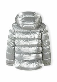 Sudraba pūkains jaciņa ar kapuci, ar spīdīgu, quiltētu tekstūru, horizontālām svītrām un elastīgām piedurknēm, lai nodrošinātu labu piegulšanu.