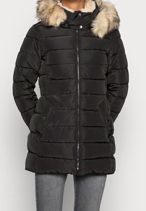 Sort pufferjakke med lynlåslukning, horisontal sømdesign, pelsforet hætte og sidelommer med trykknapper. Blødt, glat stof.