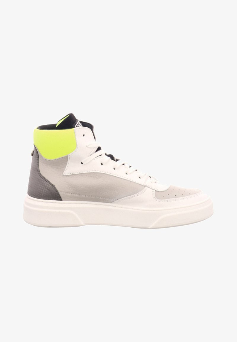 Hochschnitt-Sneaker mit einem Obermaterial aus weißem Leder, grauen Akzenten und einer leuchtend gelben Ferse. Durchbrochene Zehenpartie, flache weiße Gummisohle.