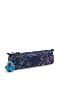 Astuccio in tessuto blu navy con motivi marinari colorati. Dotato di chiusura con zip e un portachiavi a forma di scimmia blu attaccato.