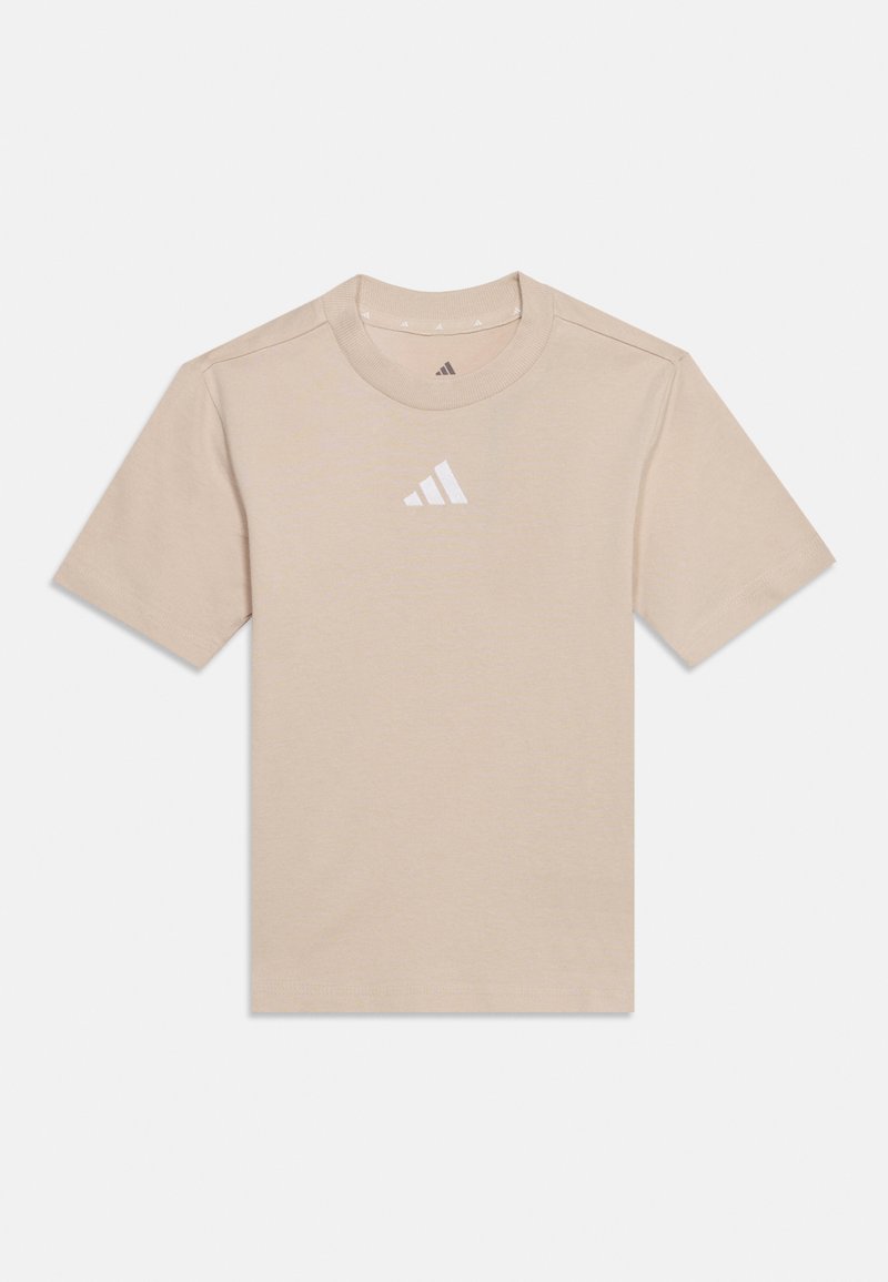 Μπεζ κοντομάνικο μπλουζάκι Adidas με στρογγυλή λαιμόκοψη και λευκό λογότυπο Adidas στο κέντρο του στήθους, τοποθετημένο επίπεδα σε λευκό φόντο.