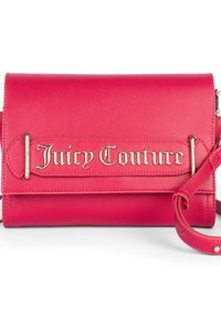 Borsa a tracolla in pelle fucsia con una cinghia metallica con il logo "Juicy Couture" e tracolla regolabile. Design pulito, superficie testurizzata.