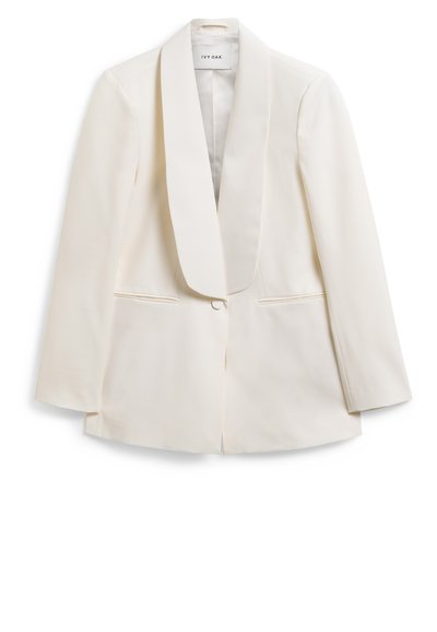 Blazer bianco con risvolto a scialle, chiusura con un solo bottone, due tasche frontali e spalle strutturate, realizzato in materiale liscio.