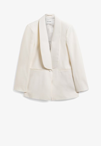 Blazer bianco con risvolto a scialle, chiusura con un solo bottone, due tasche frontali e spalle strutturate, realizzato in materiale liscio.