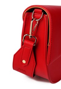 Rote Lederhandtasche mit glatter Textur, ausgestattet mit einem goldfarbenen Verschluss und einem dekorativen Riemenanschluss. Das Design ist kompakt und strukturiert.