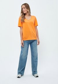 Minus MILETI V-NECK TEE - Paprasti marškinėliai - orange peel