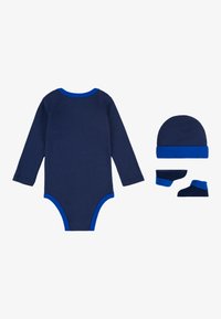 Mornarica dolgi rokav bodysuit z svetlo modrim robom, ujemajoča kapa in dva para nogavic. Mehka bombažna tkanina, preprost dizajn, brez vzorcev.