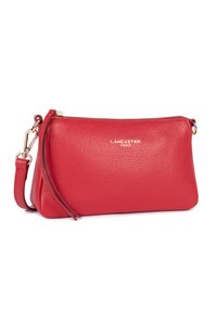 Borsa a tracolla rossa in pelle con finitura testurizzata, hardware dorato, chiusura con zip e tracolla regolabile. Presenta il logo del marchio sul davanti.