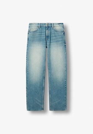 Jean droit en denim bleu clair avec des zones d'effilochage aux cuisses, poches avant, passants de ceinture et fermeture par bouton.