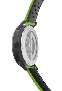 Reloj negro con acentos verdes, fondo de caja transparente, caja redonda de acero inoxidable, correa de cuero negro texturizada con perforaciones.