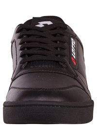 Czarne skórzane sneakersy o gładkiej fakturze, z przodem na sznurowanie, akcentami z siateczki oraz białymi i czerwonymi detalami z logo.