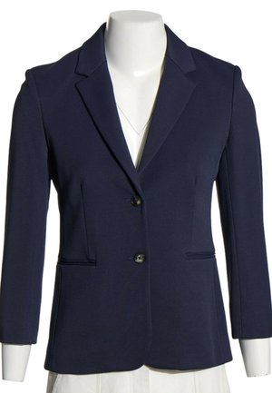 Blazer bleu marine ajusté avec deux boutons, col à encoches et manches longues sur un buste de mannequin blanc.