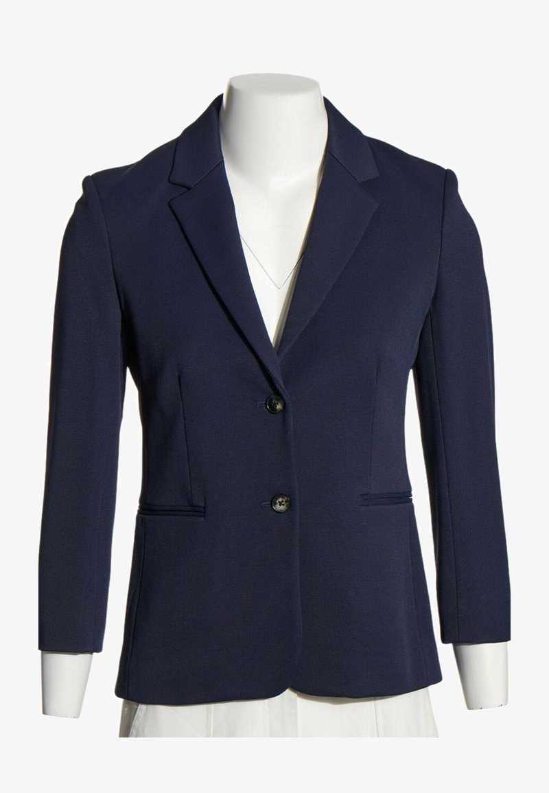 Blazer bleu marine ajusté avec deux boutons, col à encoches et manches longues sur un buste de mannequin blanc.