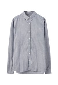 Chemise bleu clair à manches longues avec col boutonné et boutons blancs, présentée à plat sur un fond blanc.